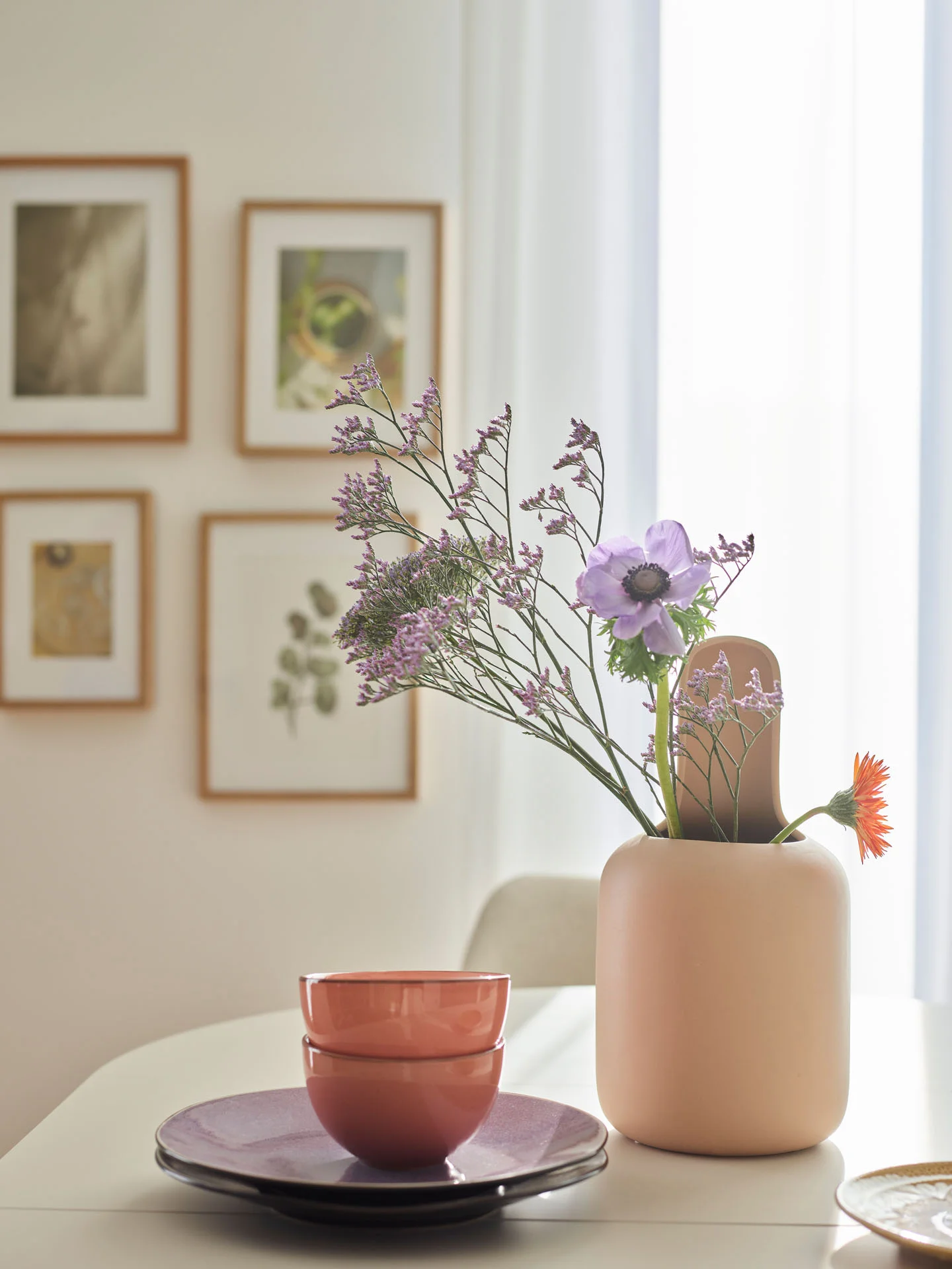 Jasny salon z dekoracyjną ceramiką w pastelowych odcieniach